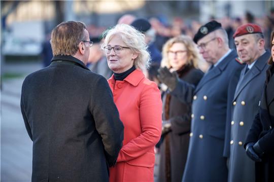 Amtsübergabe: Bundesverteidigungsminister Boris Pistorius im Gespräch mit seiner Vorgängerin Christine Lambrecht.