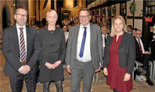Amtswechsel im Großen Heiligen Kreuz: Die zwei ehemaligen Goslar-Spitzen Dr. Arndt Meinecke und Dr. Andrea Tietze flankieren die neue Amtsgerichtsdirektorin Melanie Schormann und den Braunschweiger Landgerichtspräsidenten Ingo Groß. Foto: Heine