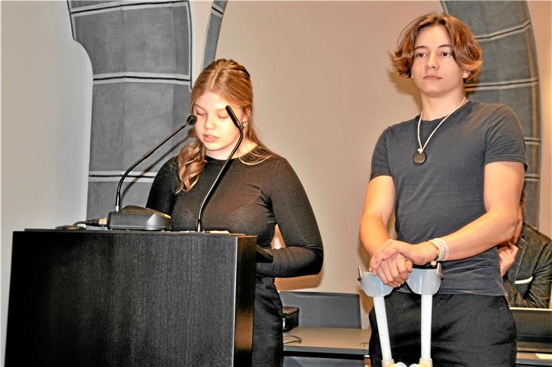 Amy Deetz und Niklass Lewandowski tragen auf der Ratdiele die Beschlussvorschläge vor, die beim Projekt „Jugend entscheidet“ formuliert wurden.  Foto: Heine