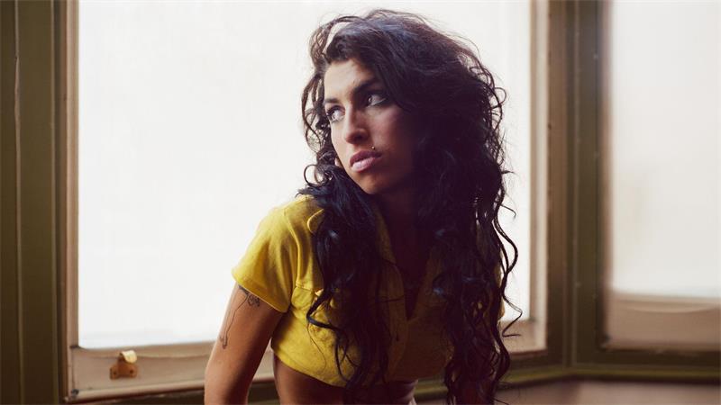 Amy Winehouse auf einem Foto aus der Zeit von „Back to Black“. Zum 20. Jubiläum ist das Kultalbum neu aufgelegt worden. (Handout)