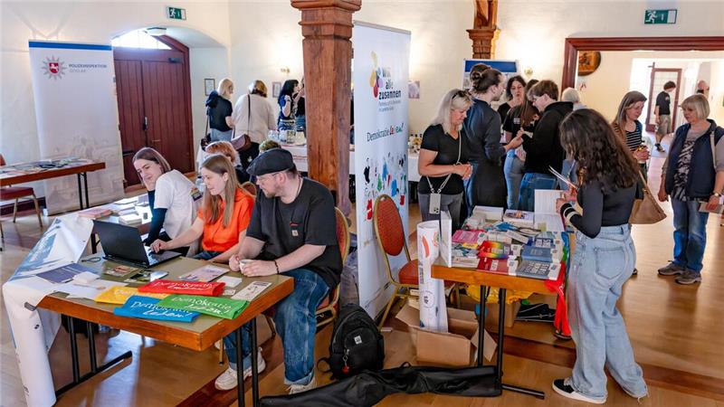 An 13 Ständen liegen Informationen aus und Interessierte können sich über verschiedene Ansprechpartner informieren.