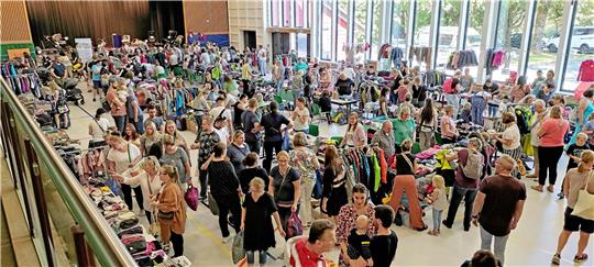 An 48 Ständen bieten Eltern Herbst- und Winterklamotten ihrer Kinder an. Bei der Kinderkleiderbörse in der Stadthalle ist gerade zu Beginn kaum ein Durchkommen. Foto: Privat