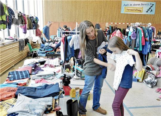An 50 Tischen gibt es bei der Kleiderbörse des Jugendrings am 17. September in der Stadthalle wieder eine große Auswahl an Kinderbekleidung.  Foto: GZ-Archiv