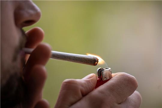 An Bahnhöfen ist der Cannabis-Konsum verboten.