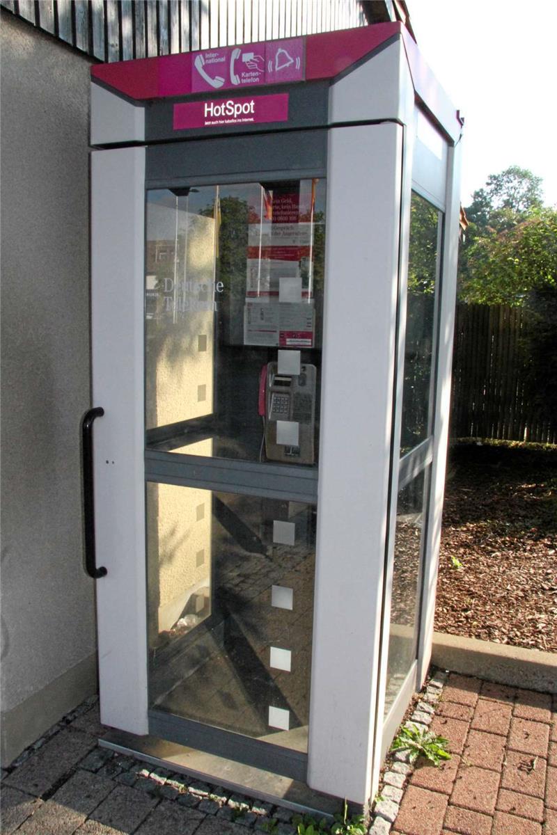 An Bahnhöfen werden Telefonzellen laut Telekom noch genutzt, weshalb auch die auf dem Bad Harzburger Bahnhofsplatz erhalten bleibt.  Foto: Schlegel