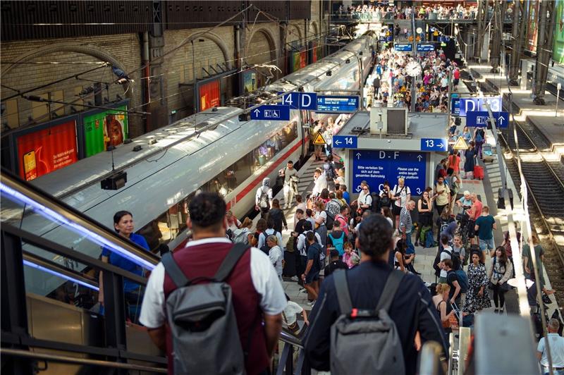 Schimpfen und fahren - Menschen wieder mehr im Zug unterwegs An Bahnsteigen für den Fernverkehr des Hamburger Hauptbahnhofs stehen zahlreiche Fahrgäste. Die Menschen in Deutschland fahren nach einer Statistik wieder mehr Zug.