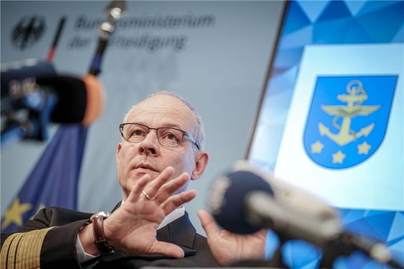 Marine-Inspekteur: Fregatte gut vorbereitet für Einsatz An Bord der Fregatte «Hessen» seien zusätzliche Waffensysteme gebracht worden, so Vizeadmiral Jan Christian Kaack.