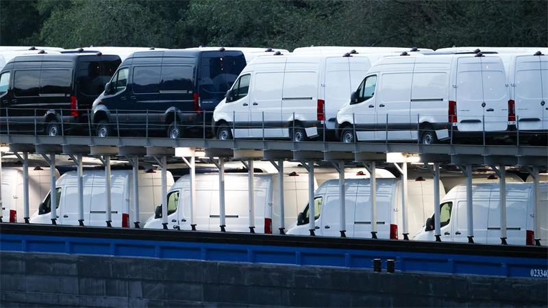 Schiff steckt nicht mehr fest, aber Abfahrt verzögert sich An Bord des Frachtschiffs sind jede Menge Mercedes-Sprinter.