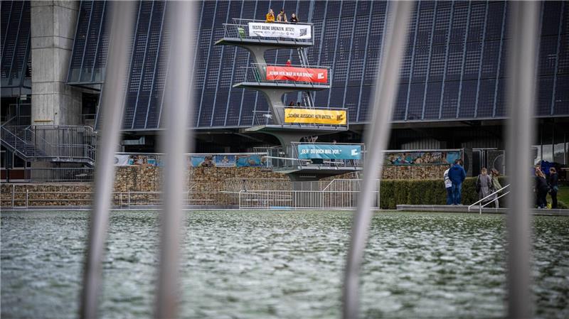 An Bremer Sportstätten wie dem Stadionbad hängen Plakate einer Kampagne gegen sexualisierte Gewalt.