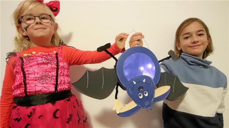 An Halloween findet die Schladener Kinderbibelwoche mit der „Geisterstunde in der Kirche“ ihre Fortsetzung – die Kinder basteln Feldermaus-Laternen.