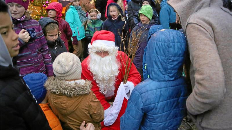 Volles Programm beim Altenauer Wintermarkt An Heiligabend kommt der Weihnachtsmann natürlich auch nach Altenau.