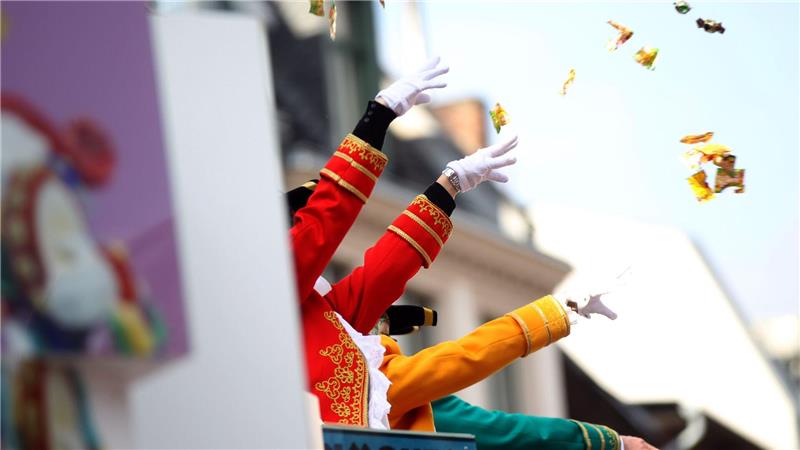 An Karneval muss man sich in Köln eigenverantwortlich vor Wurfgeschossen in Acht nehmen, wie das Amtsgericht verfügt hat (Archivbild).
