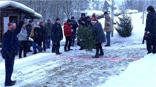 An Klausis Hütte in Schulenberg versammeln sich am Samstag Teilnehmer und Zuschauer des Weihnachtsbaum-Weitwerfens. Bei den Damen siegt Sylvia Schock (an der Startlinie).