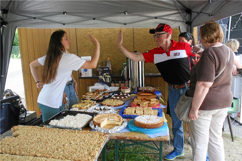 An Kuchen und Leckereien mangelt es nicht. Der Erlös geht an die Spendenaktion zugunsten der Ukraine. Foto: Gietemann