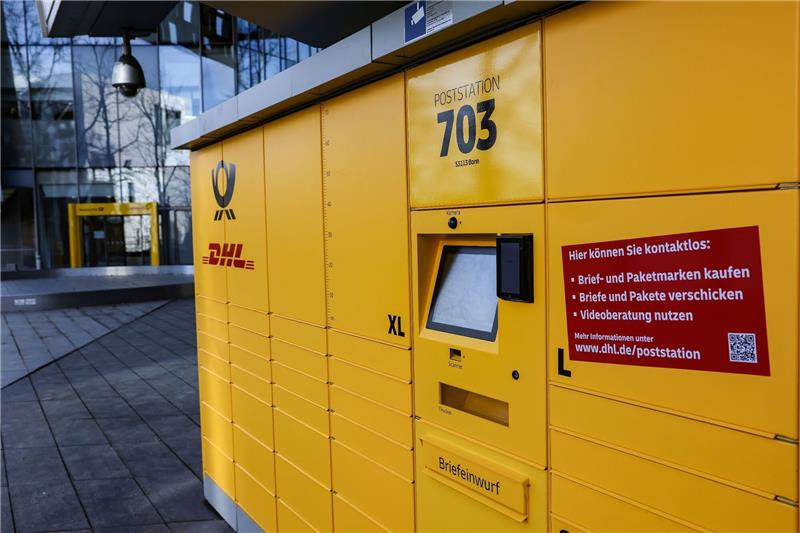 Pakete und Briefe: Die Post will mehr große Automaten bauen An Poststationen kann man zu jeder Tageszeit Pakete abholen und aufgeben.