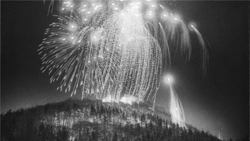 An Silvester 1979/80 gibt es ein gigantisches Feuerwerk über dem Burgberg.