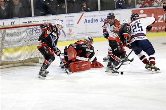 An Torszenen mangelt es im zweiten Finalspiel der Eishockey-Regionalliga Nord zwischen dem ECW Sande und den Harzer Falken nicht. Die Entscheidung fällt aber erst in der zweiten Verlängerung.  Foto: HighSpeedPhotographiX