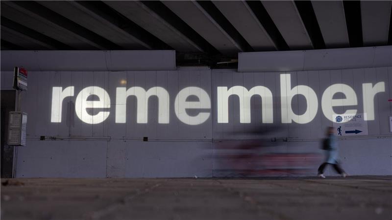 Belgien gedenkt Terroranschlägen vor zehn Jahren An Unterführung an der Metrostation Maalbeek, an der am 22. März 2016 einer der Terroranschlag stattfand, wird derzeit das englische Wort „remember“ die Wand projiziert und damit zum Erinnern angeregt.