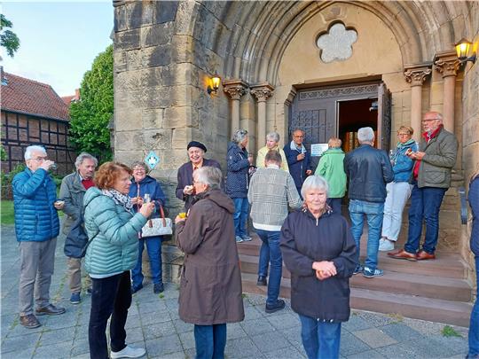 An allen drei Stationen der Orgelnacht bieten die Kirchenvorstände zu den Pausen jeweils Speis und Trank. Des guten Wetters wegen treffen sich die Besucher in Othfresen vor der Kirchentür. Foto: Jelinski
