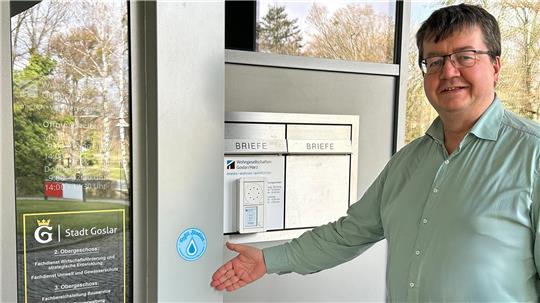 An allen teilnehmenden städtischen Einrichtungen wurden Refill-Aufkleber angebracht. Mario Schmidt, Klimaschutzmanager der Stadt Goslar, zeigt die Kennzeichnung am Rammelsberghaus.