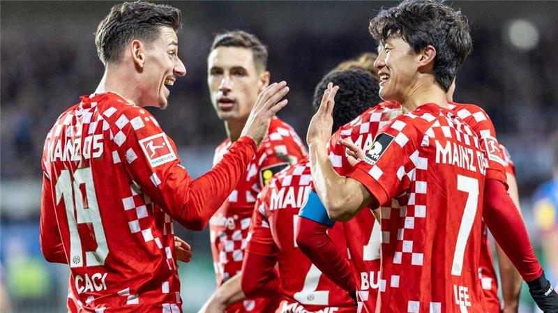„Scheißtag für alle“: Kiel unterliegt auswärtsstarkem Mainz An alter Wirkungsstätte getroffen: Der Ex-Kieler Jae Sung Lee (r) erzielte das dritte Mainzer Tor