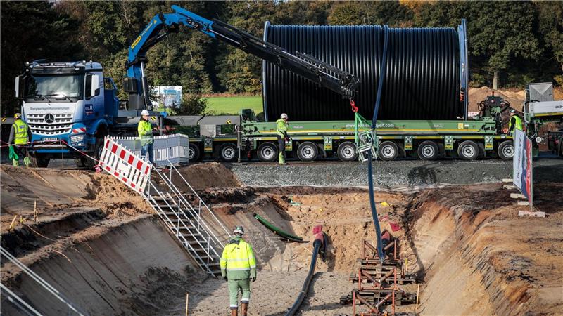 An anderen Stellen in Niedersachsen, wie hier in Heeslingen, wurden bereits Stromkabel verlegt. (Archivbild)