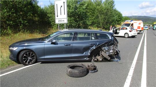 An beiden Autos ist ein Totalschaden.