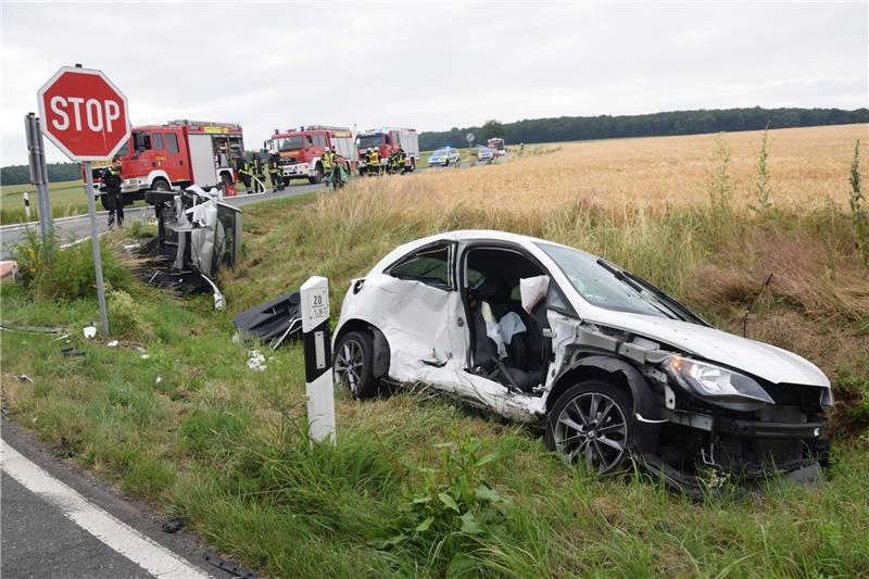 Zusammenstoß an Gielder Kreuzung – Hubschrauber im Einsatz An beiden Fahrzeugen entstand ein Totalschaden. Foto: Koglin