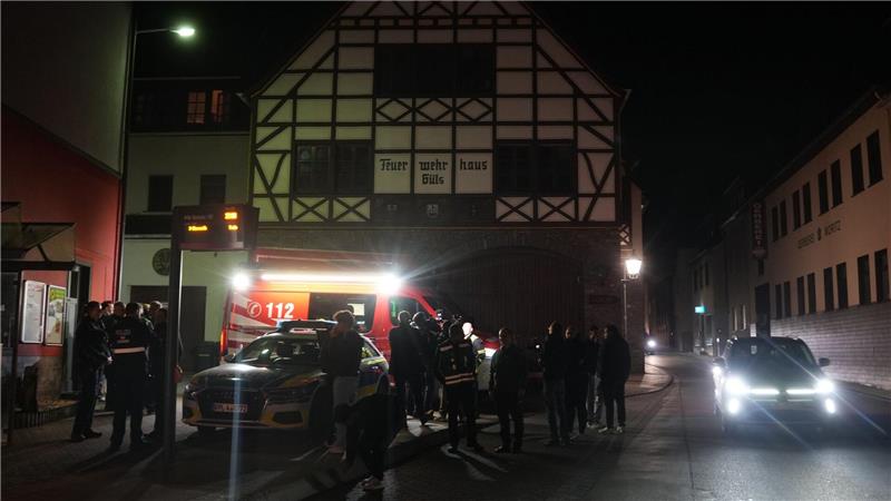 An dem Dach des Gebäudes in Koblenz entstand ein fußballgroßes Loch.