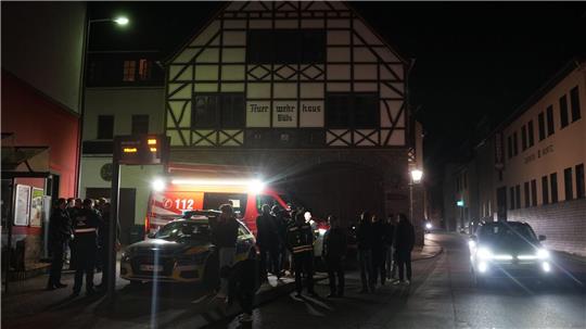 An dem Dach des Gebäudes in Koblenz entstand ein fußballgroßes Loch.
