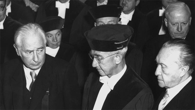 Unerschrockene Institution? Bundesverfassungsgericht wird 75 An dem Festakt 1951 nahmen auch Bundeskanzler Adenauer und Bundespräsident Theodor Heuss teil. (Archivbild)