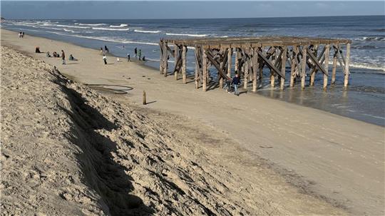 An dem Holzgerüst sollen in diesem Sommer Hängematten hängen.
