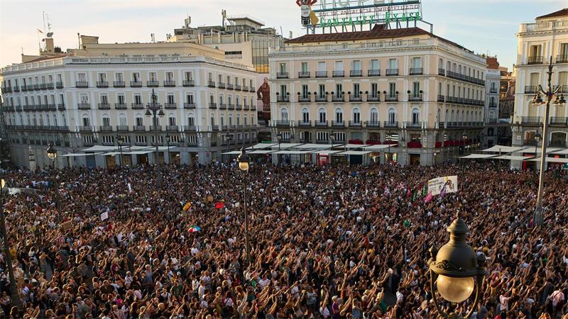 Riesen-Protest gegen Zwangsräumung einer Rentnerin in Madrid An dem Marsch in Madrid beteiligten sich Familien, Jugendliche und Rentner.