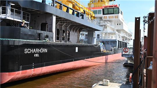 An dem Mehrzweckschiff „Scharhörn“ wurde unter anderem in Lemwerder bei Bremen gearbeitet. (Archivbild) 