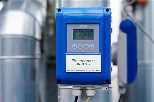 An dem Zwischenspeicher einer Wärmepumpe ist ein Messgerät mit der Aufschrift «Wärmepumpen-Heizkreis» angebracht.
