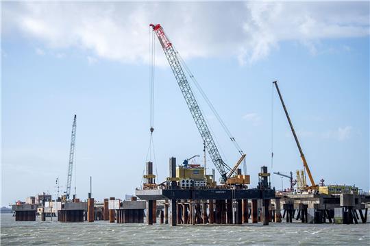 An dem zukünftigen Importterminal für Flüssigerdgas (LNG) finden Bauarbeiten statt.
