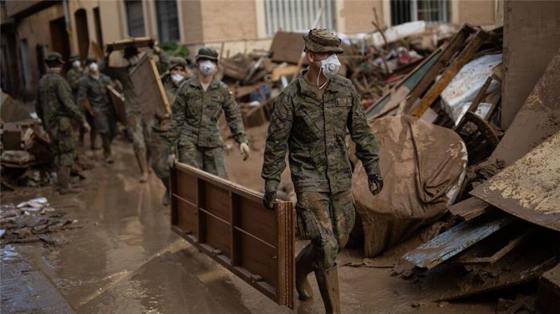Trauer und Wut nach Flut - Zehntausende protestieren An den Aufräumarbeiten nehmen auch Tausende Soldaten teil. Hier im Einsatz im Ort Paiporta.