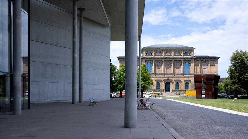 An den Bayerischen Staatsgemäldesammlungen mit den berühmten Pinakotheken wird auch über den Umgang mit NS-Raubkunst debattiert. (Archivbild)