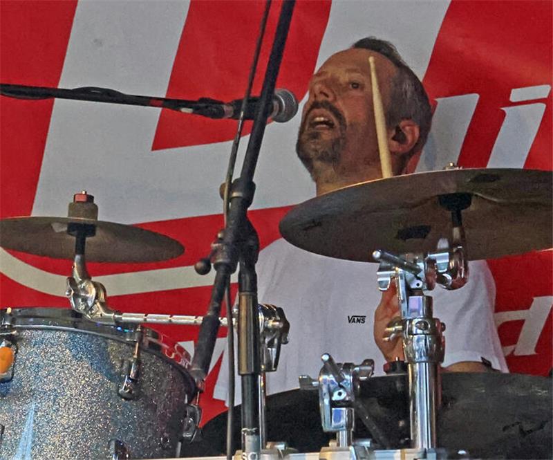 An den Drums: Maik Vorlop trommelt, was das Zeug hält.
