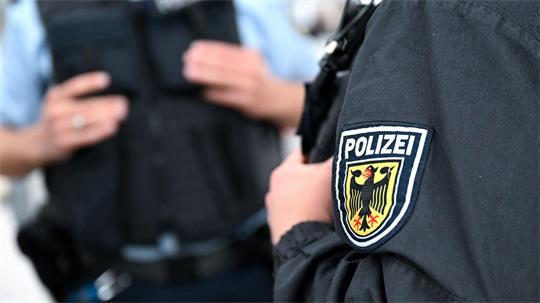 An den Durchsuchungen und Festnahmen waren etwa 130 Beamte beteiligt. (Symbolbild)