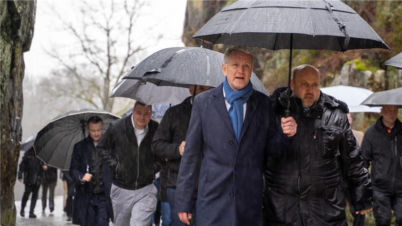 Proteste gegen Höcke-Reden in NRW - Machtkampf in der AfD An den Externsteinen im Teutoburger Wald hatte sich Höcke mit nordrhein-westfälischen AfD-Politikern getroffen.