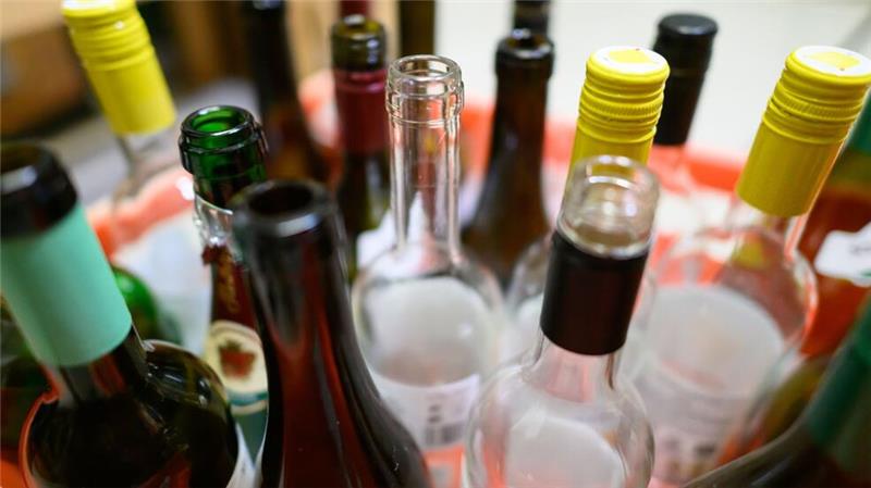 An den Feiertagen stoßen viele Menschen gern mit Alkohol an. 