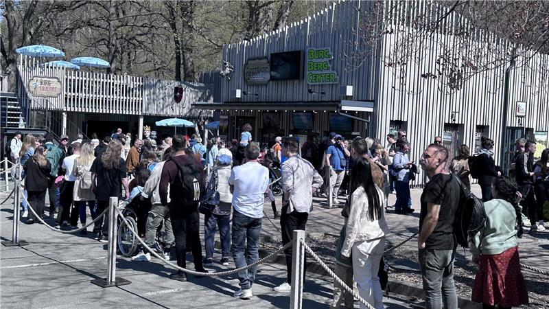 An den Kassen des Burgbergcenters bilden sich lange Schlangen.