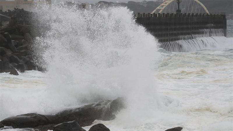 An den Küsten in Taiwan und China wurden hohe Wellen wegen des Taifung gemessen. 
