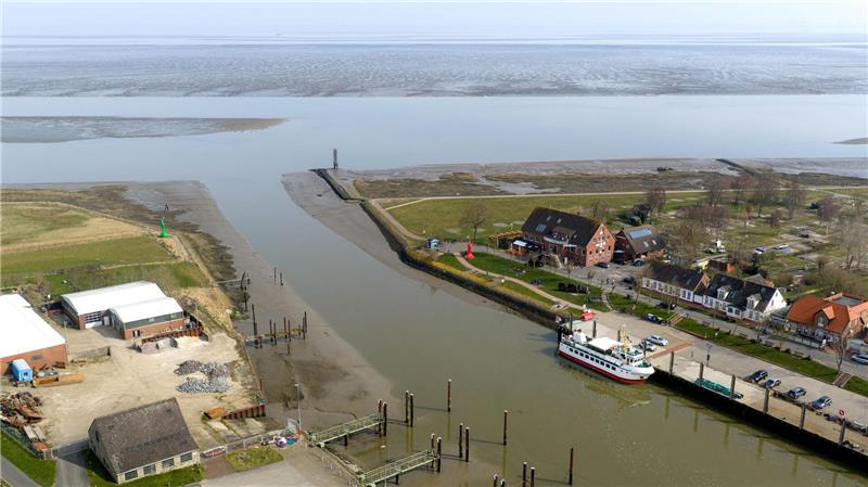 Neuer Ort für „Roter Sand“: Zehn Fakten zum Leuchtturm-Umzug An den Kutterhafen von Fedderwardersiel soll der Leuchtturm „Roter Sand“ umziehen.