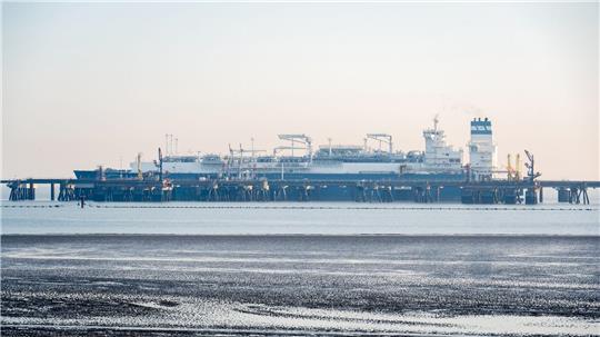 An den LNG-Terminals in Wilhelmshaven kam laut Betreiber DET zuletzt 2023 Gas aus der Golfregion an. (Archivbild)
