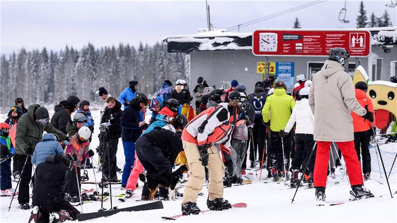 Viele Wintersportler im Harz unterwegs An den Liften bildeten sich lange Warteschlangen.