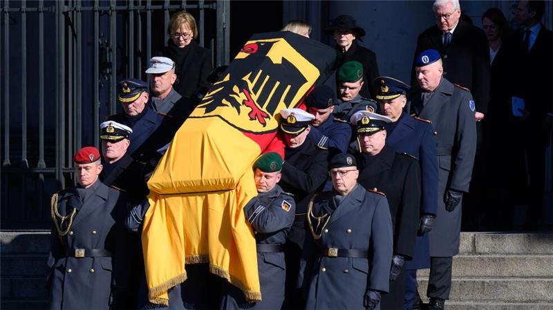 Abschied von Horst Köhler - unermüdlicher Diener des Landes An den Staatsakt für den früheren Bundespräsidenten Köhler schließt sich ein militärisches Zeremoniell an.