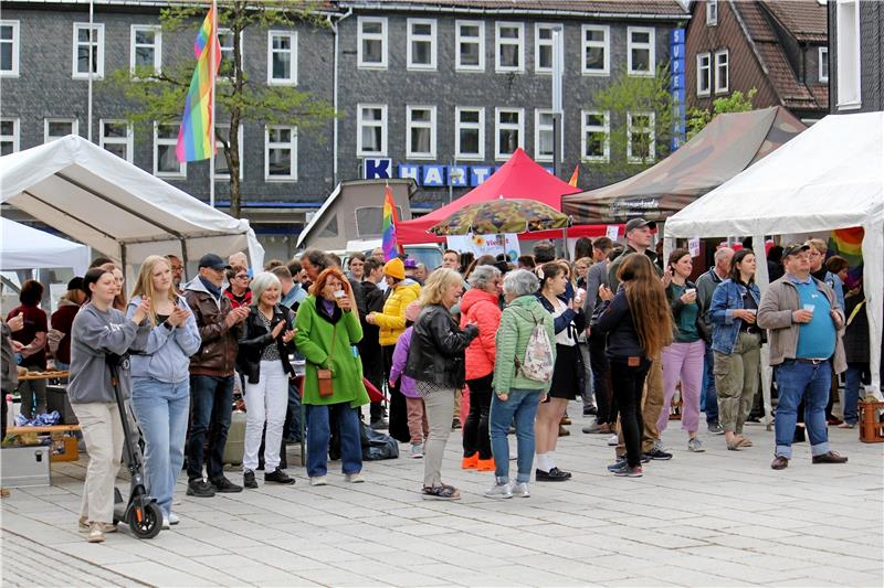 In Clausthal-Zellerfeld trifft Regenbogen auf Flecktarn An den Ständen informieren sich die Gäste über die Vereine. Foto: Skuza