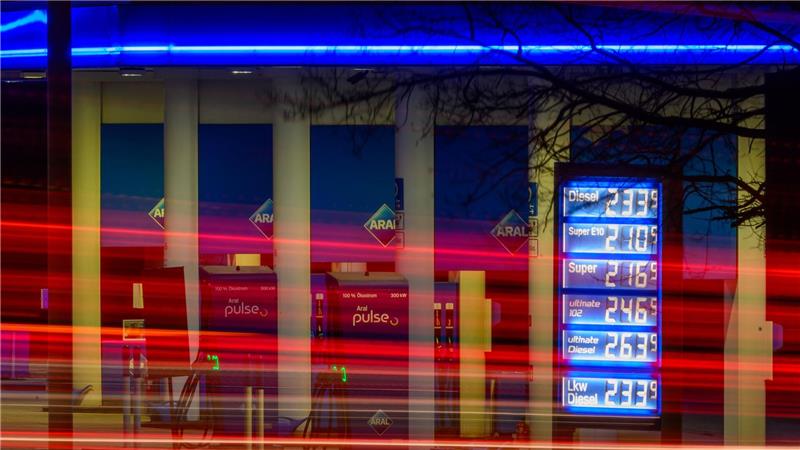 An den Tankstellen sind die Spritpreise über die Marke von zwei Euro gestiegen (Archivbild)